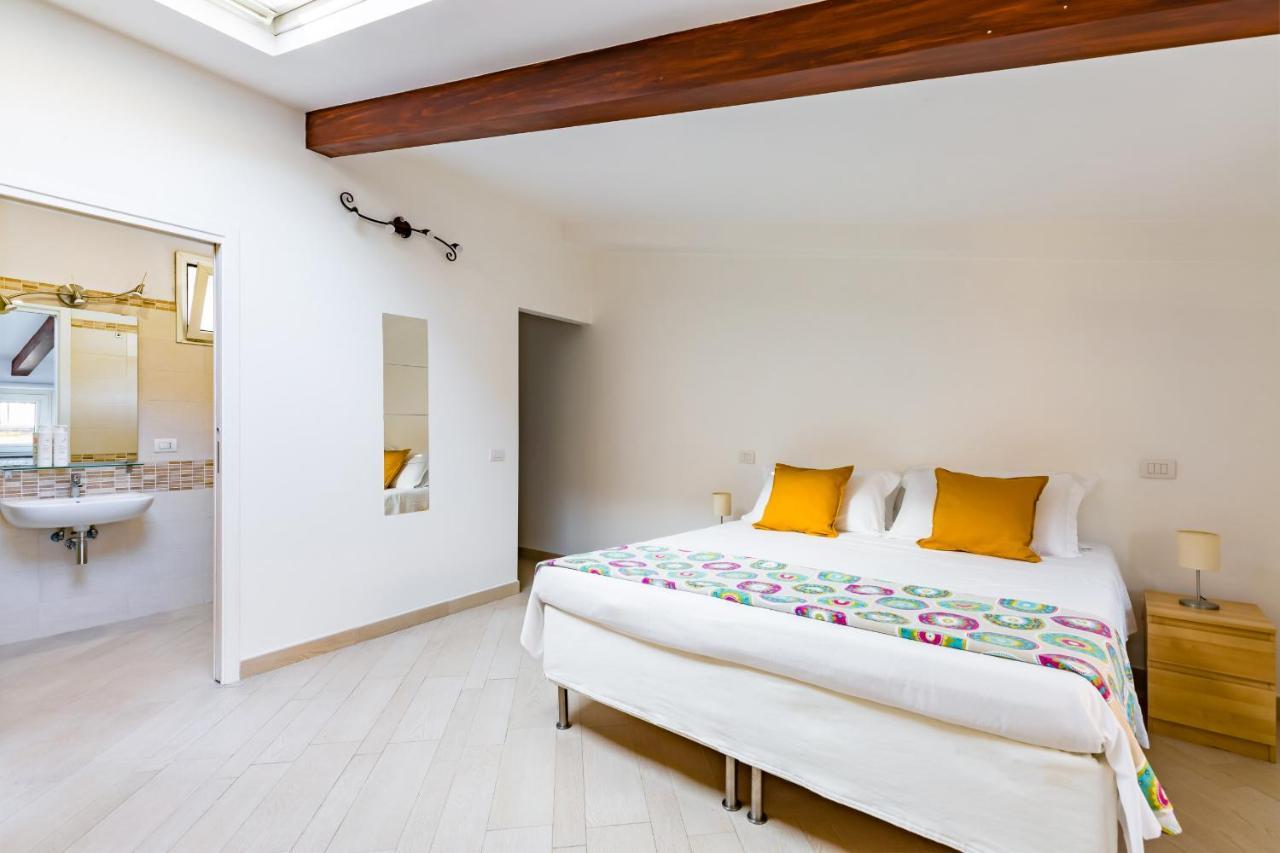 Apartment With Balcony In Palazzo Diaz By Wonderful Italy Napoli Bagian luar foto