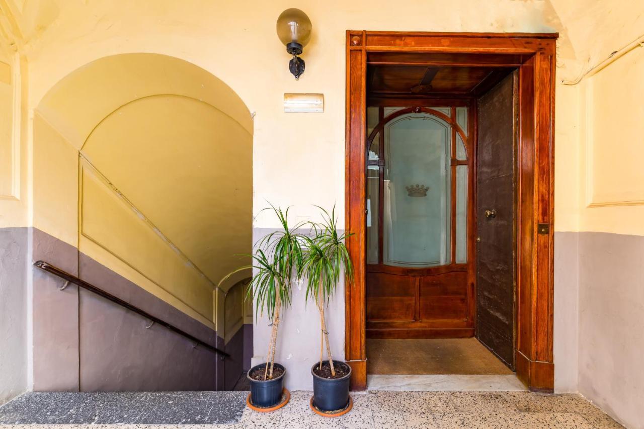 Apartment With Balcony In Palazzo Diaz By Wonderful Italy Napoli Bagian luar foto