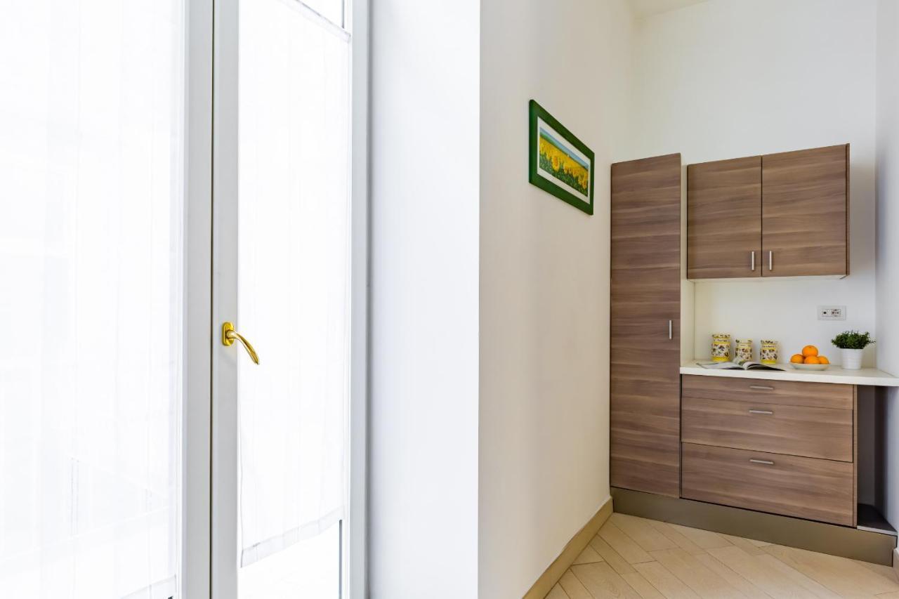 Apartment With Balcony In Palazzo Diaz By Wonderful Italy Napoli Bagian luar foto